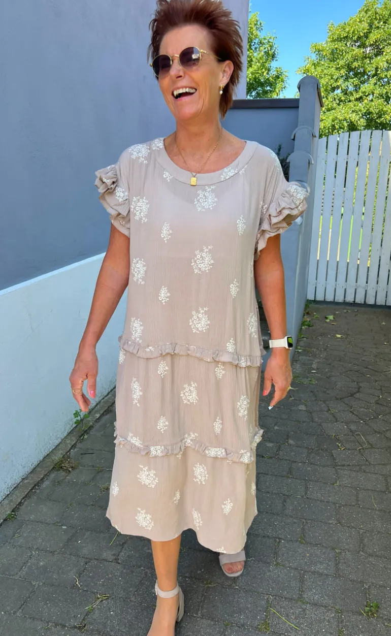Ina Copenhagen Kjole - Dalila - Camel / White Embroidery