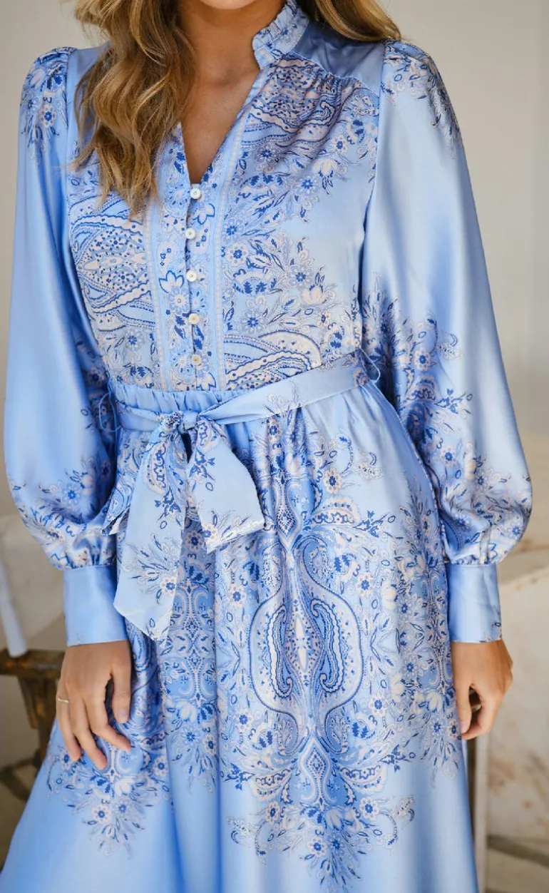 Neo Noir Kjole - Nova Paisley Border - Light Blue