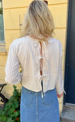 Say INA Copenhagen Bluse - Cornelia - Camel / White Stripe (vendbar)