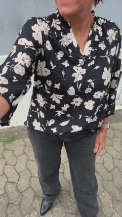 Say INA Copenhagen Bluse - Datia - Black W. Beige Flowers