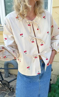 Say INA Copenhagen Bluse - Leonora - Off White W. Cherry