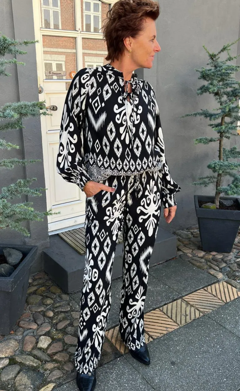 Say INA Copenhagen Bluse - Tora - Black/White Paisley