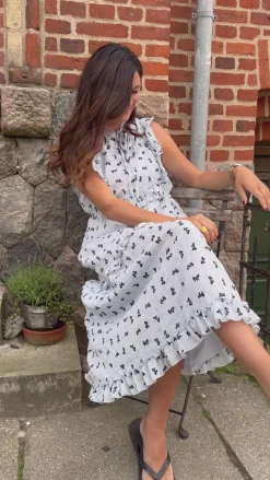 Say INA Copenhagen Kjole - Lilja Bow Dress - White w. Black Bows