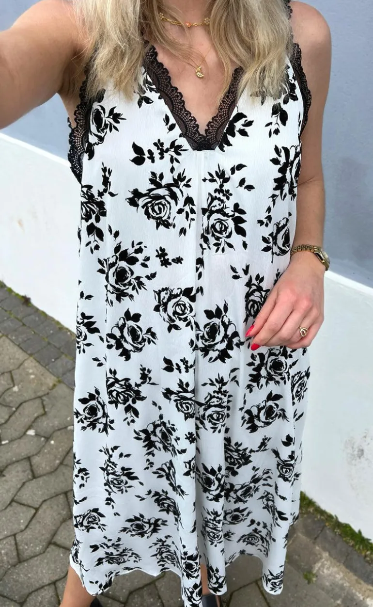 Say INA Copenhagen Kjole - Nellie - White / Black Roses