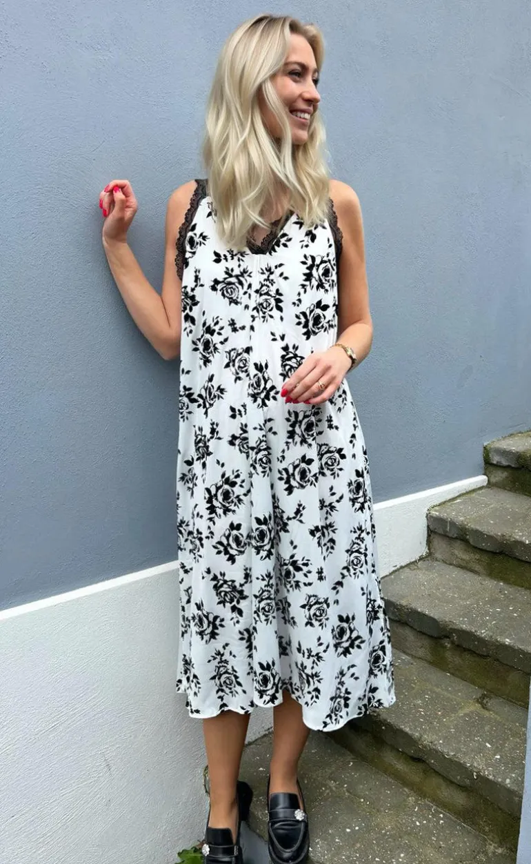 Say INA Copenhagen Kjole - Nellie - White / Black Roses