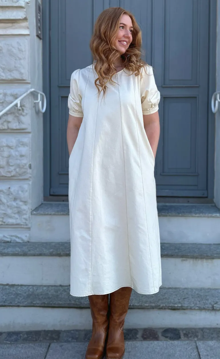 Say INA Copenhagen Kjole - Daniella Denim - Creme W. Brown Stitches