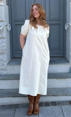 Say INA Copenhagen Kjole - Daniella Denim - Creme W. Brown Stitches