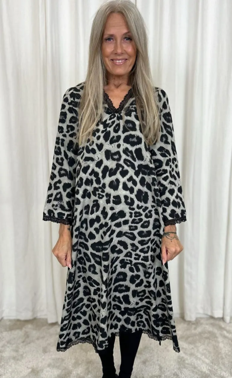 Say INA Copenhagen Kjole - Safina - Grey Leopard
