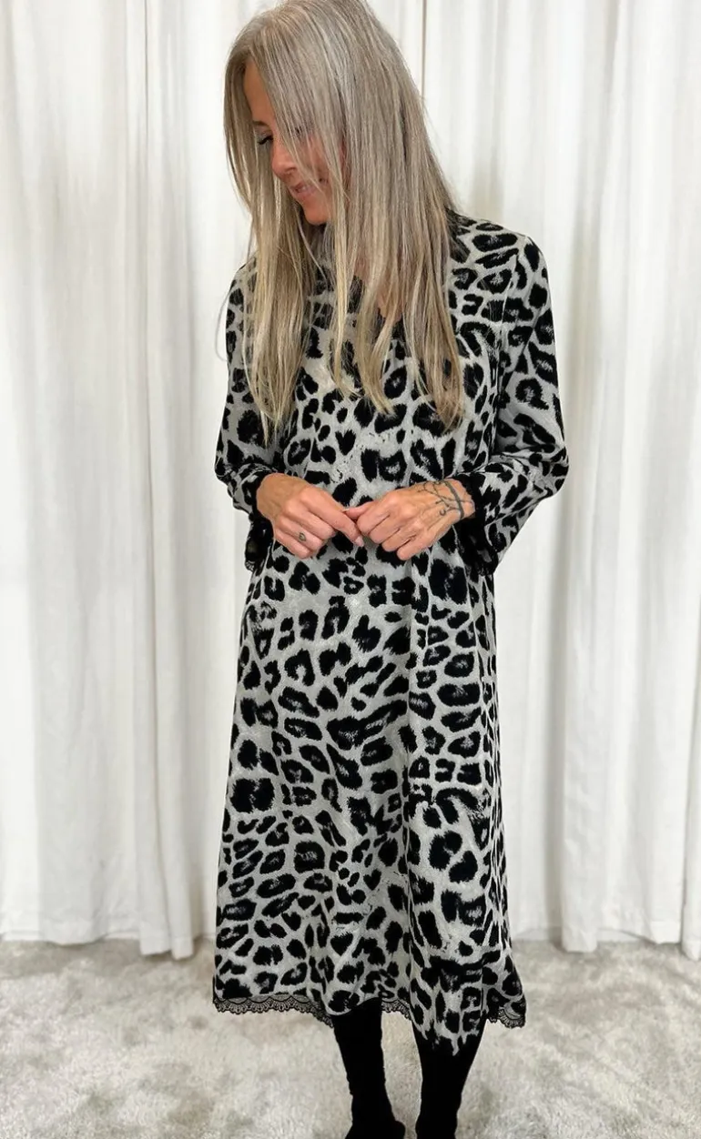 Say INA Copenhagen Kjole - Safina - Grey Leopard
