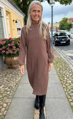 Say INA Copenhagen Kjole - Pernille Plisse - Brown