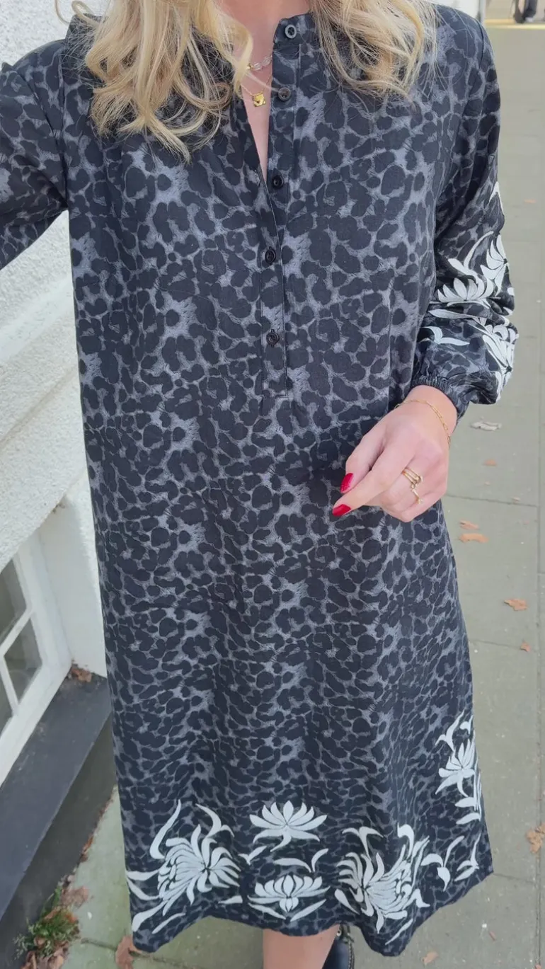 Say INA Copenhagen Kjole - Tilde Long - Grey Leopard