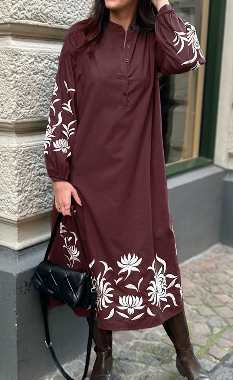 Say INA Copenhagen Kjole - Tilde Long - Burgundy Red W. Embroidery