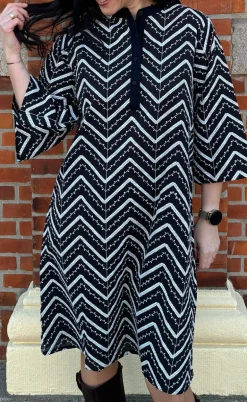 Say INA Copenhagen Kjole - Zara Zig Zag - Black W. White