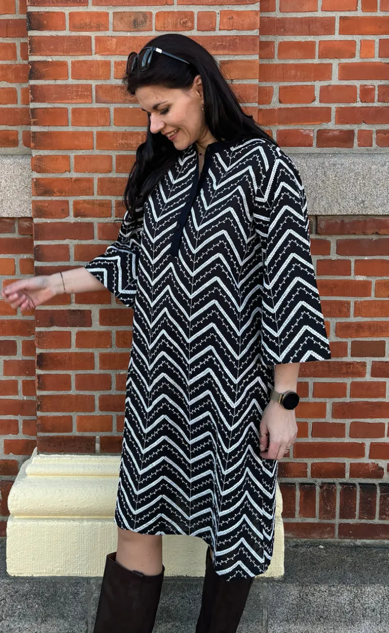 Say INA Copenhagen Kjole - Zara Zig Zag - Black W. White