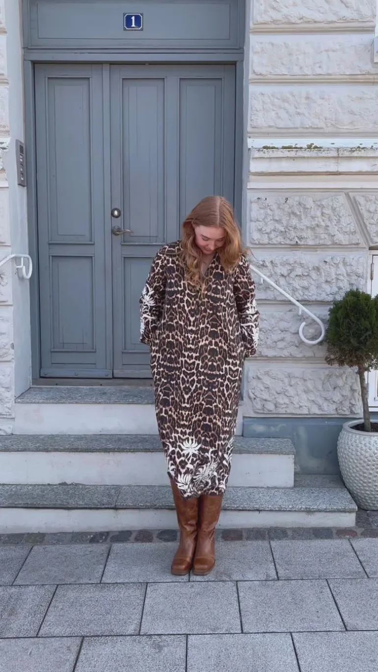 Say INA Copenhagen Kjole - Tilde Long - Leopard W. Embroidery