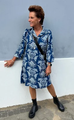 Say INA Copenhagen Kjole - Augusta - Navy Blue Paisley