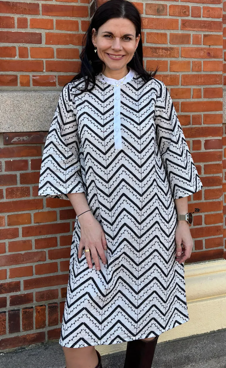 Say INA Copenhagen Kjole - Zara Zig Zag - White W. Black