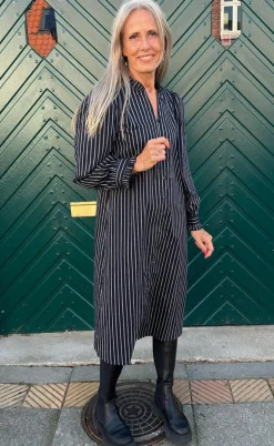 Say INA Copenhagen Kjole - Tiki - Black W. White Stripes