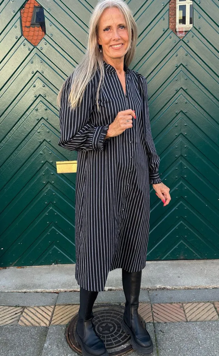 Say INA Copenhagen Kjole - Tiki - Black W. White Stripes