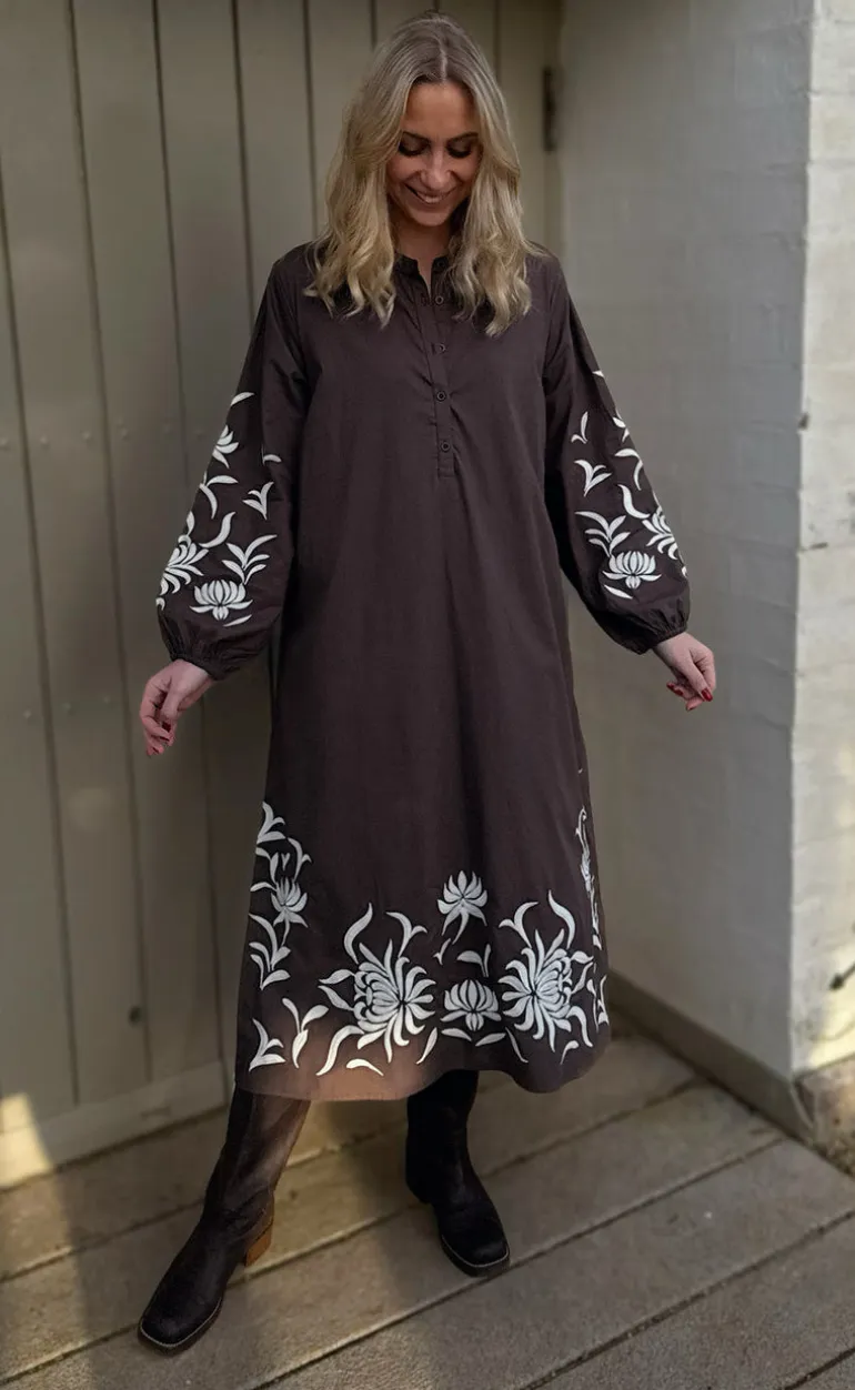 Say INA Copenhagen Kjole - Tilde Long - Chocolate Brown W. Embroidery