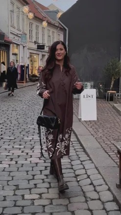 Say INA Copenhagen Kjole - Tilde Long - Chocolate Brown W. Embroidery