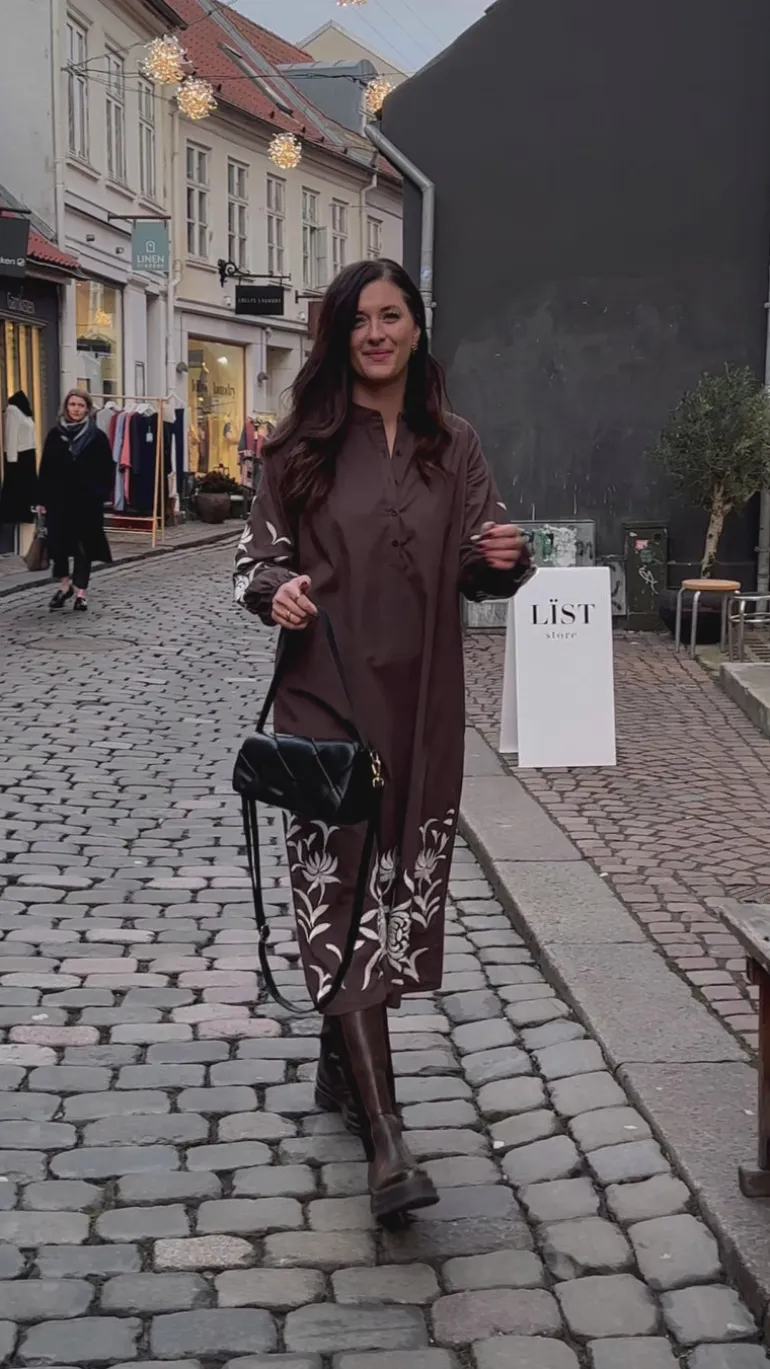 Say INA Copenhagen Kjole - Tilde Long - Chocolate Brown W. Embroidery