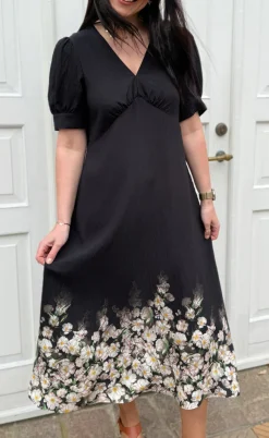 Say INA Copenhagen Kjole - Mirabelle - Black W. Flowers