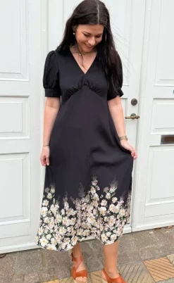 Say INA Copenhagen Kjole - Mirabelle - Black W. Flowers