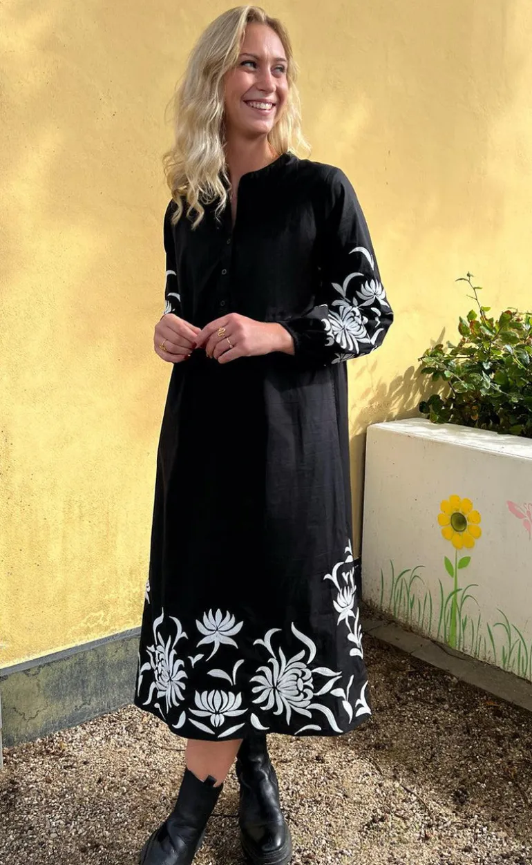 Say INA Copenhagen Kjole - Tilde Long - Black W. Embroidery