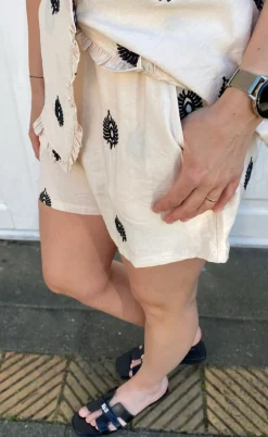 Say INA Copenhagen Shorts - Melania - Beige W. Black Embroidery